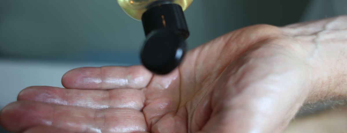 Massage van een uur olie in de handpalm van de masseur